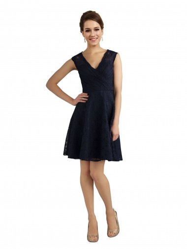 Azul marina oscuro línea A Cuello en V Encaje Corto Vestidos de dama de honor / Vestidos de cóctel